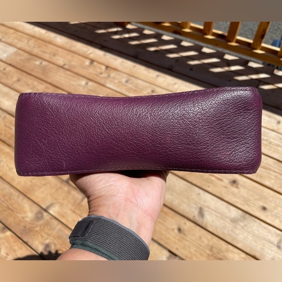 Portland Leather plum artisan Bag with Textured Finish - Picture 4 of 12
